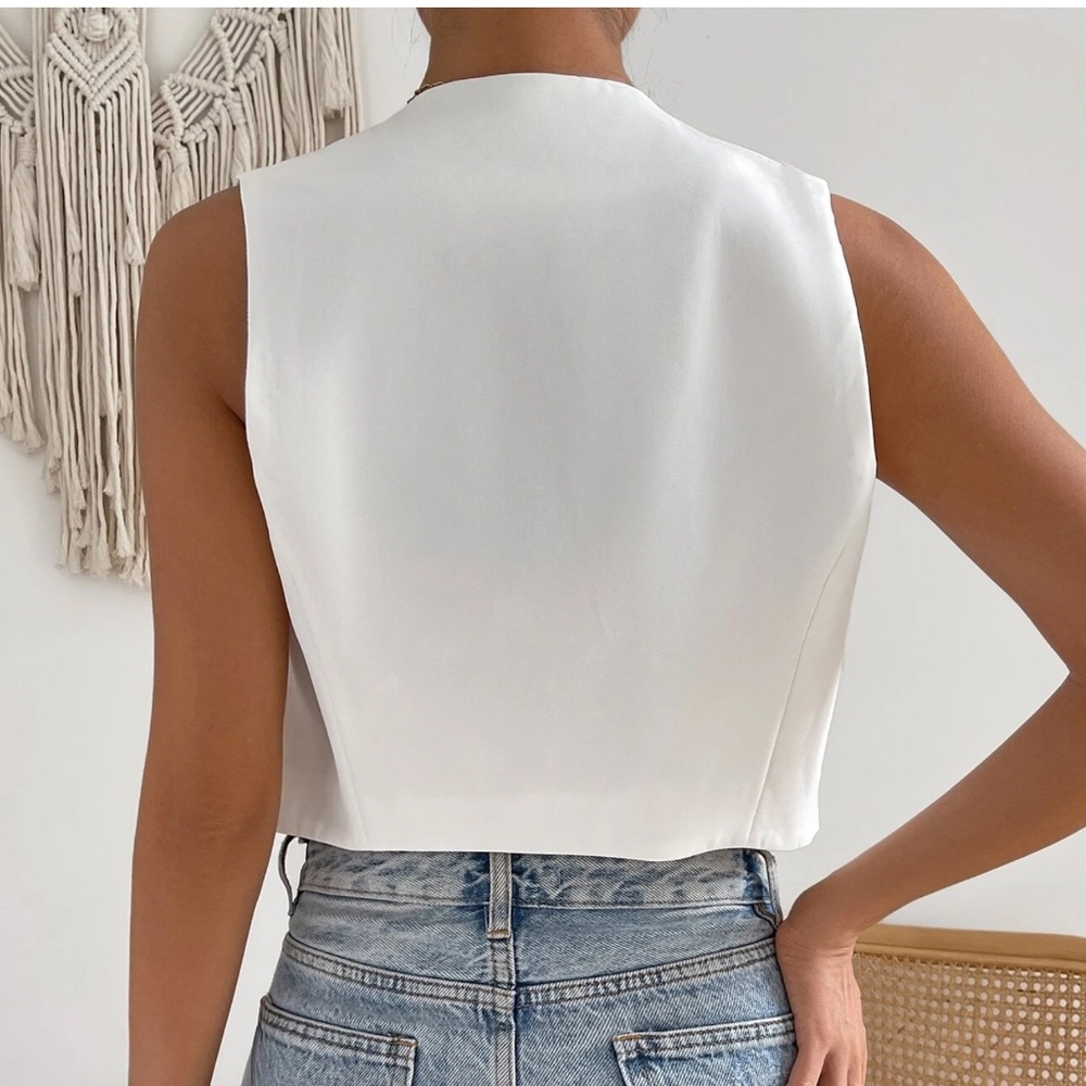 060 Classic Button Faux Pockets Cropped Vest - Picture 5 of 9